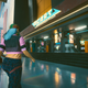 Cyberpunk 2077 comprend totalement mal les métros, selon un expert en transport en commun 1 Un citoyen de Night City se dirige vers une station de métro Night City dans Cyberpunk 2077.